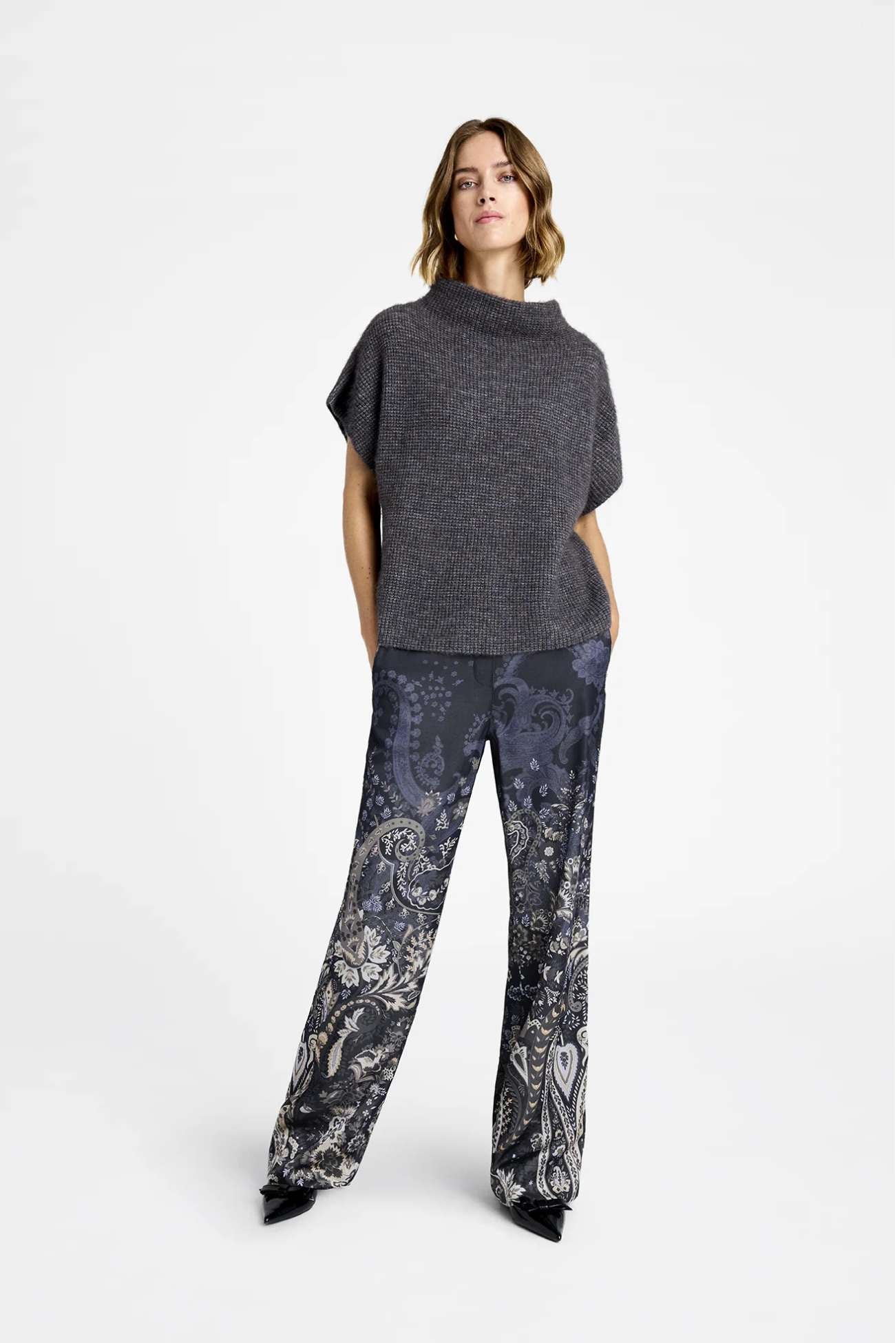 Coya knit cape