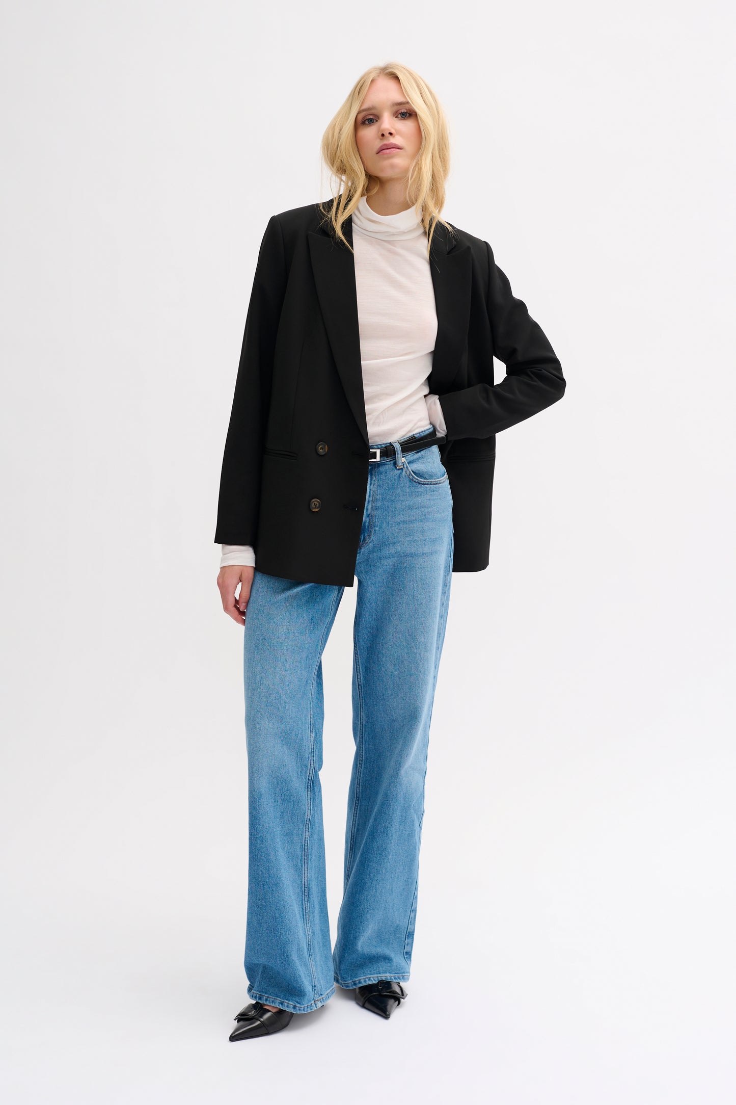 27 THE TAILORED BLAZER