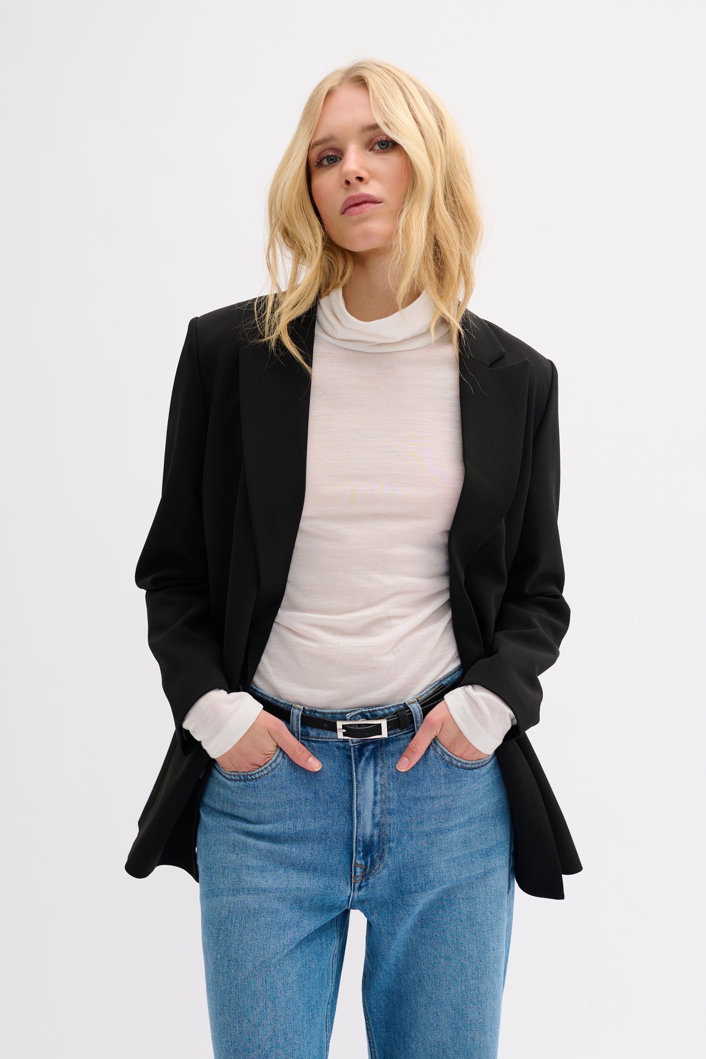 27 THE TAILORED BLAZER